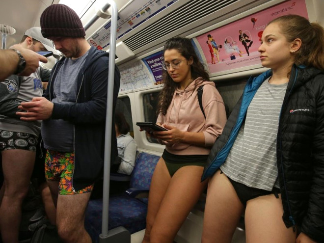 Metroda bir anda soyunmaya başladılar, yolcular şoke oldu! - 12