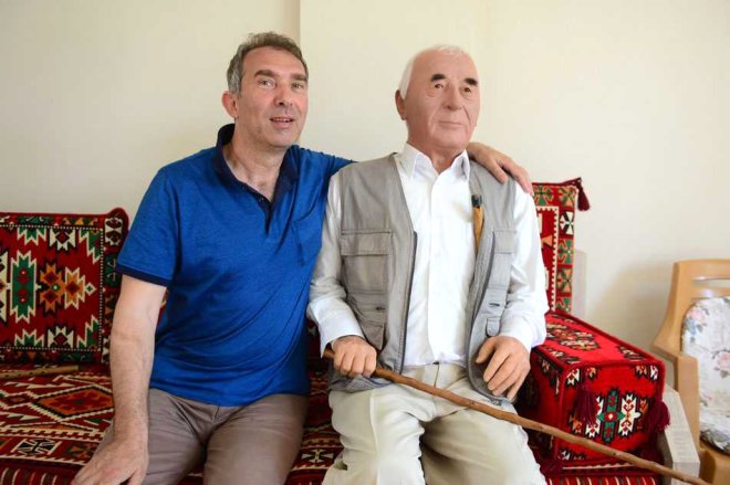 Görenler gerçek sanıyor! Vefat eden babasının heykeliyle yaşıyor - 1