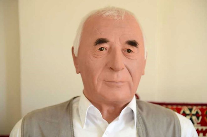 Görenler gerçek sanıyor! Vefat eden babasının heykeliyle yaşıyor - 3