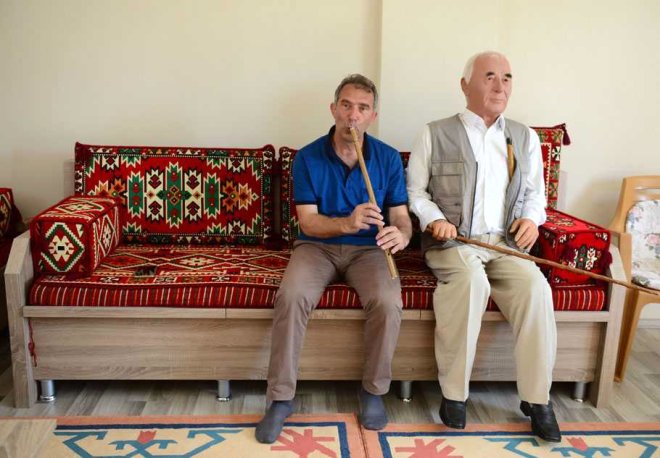Görenler gerçek sanıyor! Vefat eden babasının heykeliyle yaşıyor - 12