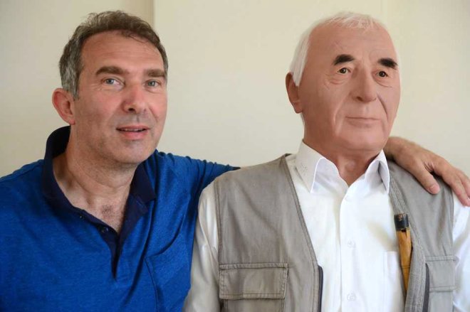 Görenler gerçek sanıyor! Vefat eden babasının heykeliyle yaşıyor - 2