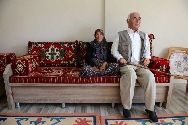 Görenler gerçek sanıyor! Vefat eden babasının heykeliyle yaşıyor - 10