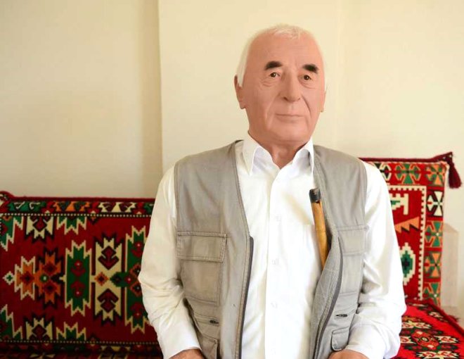 Görenler gerçek sanıyor! Vefat eden babasının heykeliyle yaşıyor - 11