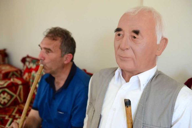 Görenler gerçek sanıyor! Vefat eden babasının heykeliyle yaşıyor - 9