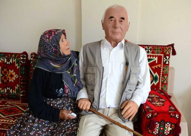 Görenler gerçek sanıyor! Vefat eden babasının heykeliyle yaşıyor - 6