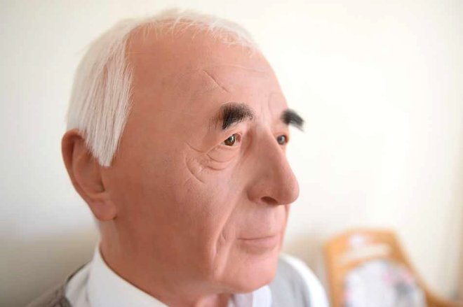 Görenler gerçek sanıyor! Vefat eden babasının heykeliyle yaşıyor - 4