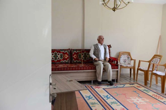 Görenler gerçek sanıyor! Vefat eden babasının heykeliyle yaşıyor - 8
