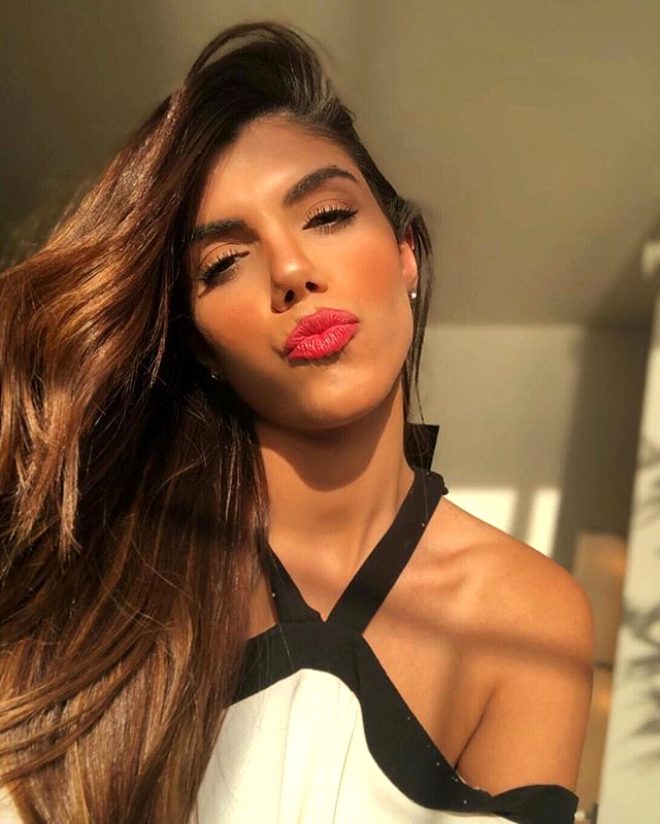 Pozlarıyla Instagram'ı sallıyor, mesleğini duyan gıptayla bakıyor! - 18