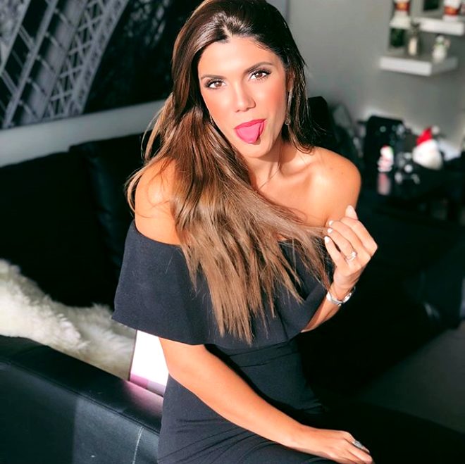 Pozlarıyla Instagram'ı sallıyor, mesleğini duyan gıptayla bakıyor! - 13