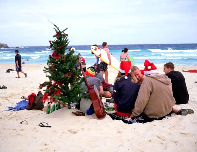 Noel ateşi turistleri coşturdu! Kırmızı bikinilerle sahillere akın ettiler - 5