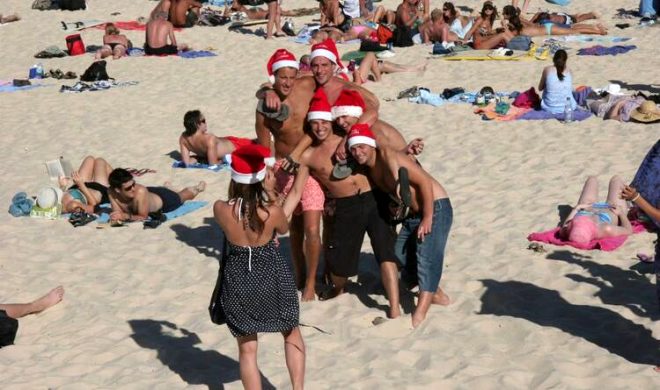 Noel ateşi turistleri coşturdu! Kırmızı bikinilerle sahillere akın ettiler - 10