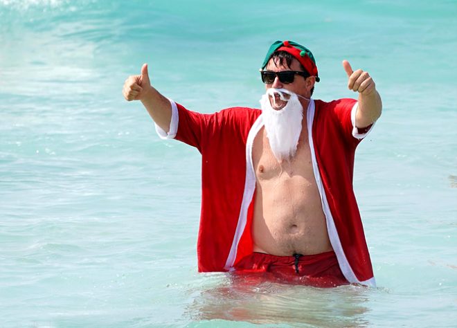 Noel ateşi turistleri coşturdu! Kırmızı bikinilerle sahillere akın ettiler - 22