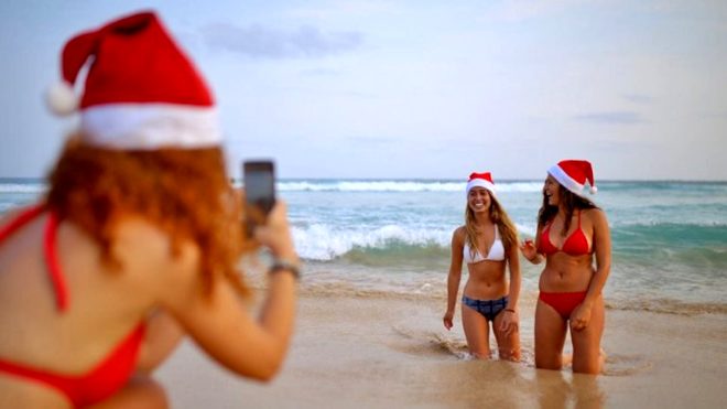 Noel ateşi turistleri coşturdu! Kırmızı bikinilerle sahillere akın ettiler - 11