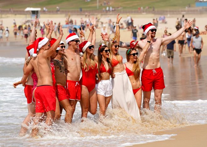 Noel ateşi turistleri coşturdu! Kırmızı bikinilerle sahillere akın ettiler - 23