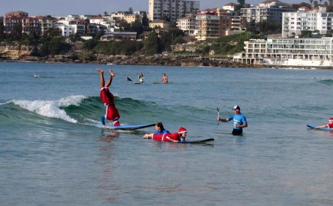 Noel ateşi turistleri coşturdu! Kırmızı bikinilerle sahillere akın ettiler - 1