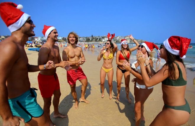 Noel ateşi turistleri coşturdu! Kırmızı bikinilerle sahillere akın ettiler - 17
