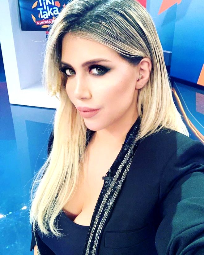 Yıldız futbolcunun eşi duş pozuyla yürek hoplattı - 8