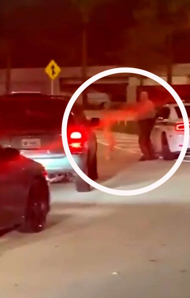 Havalimanı'nda bir anda soyunup striptiz yapmaya başladı - 6