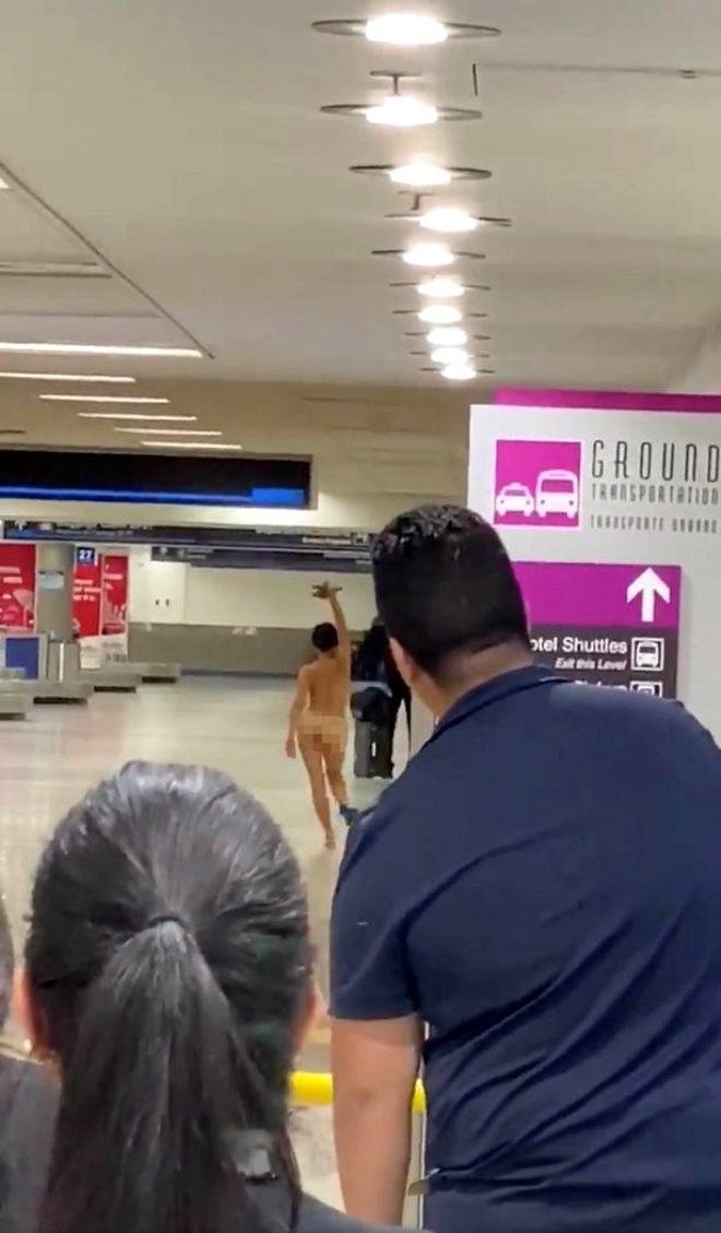 Havalimanı'nda bir anda soyunup striptiz yapmaya başladı - 2