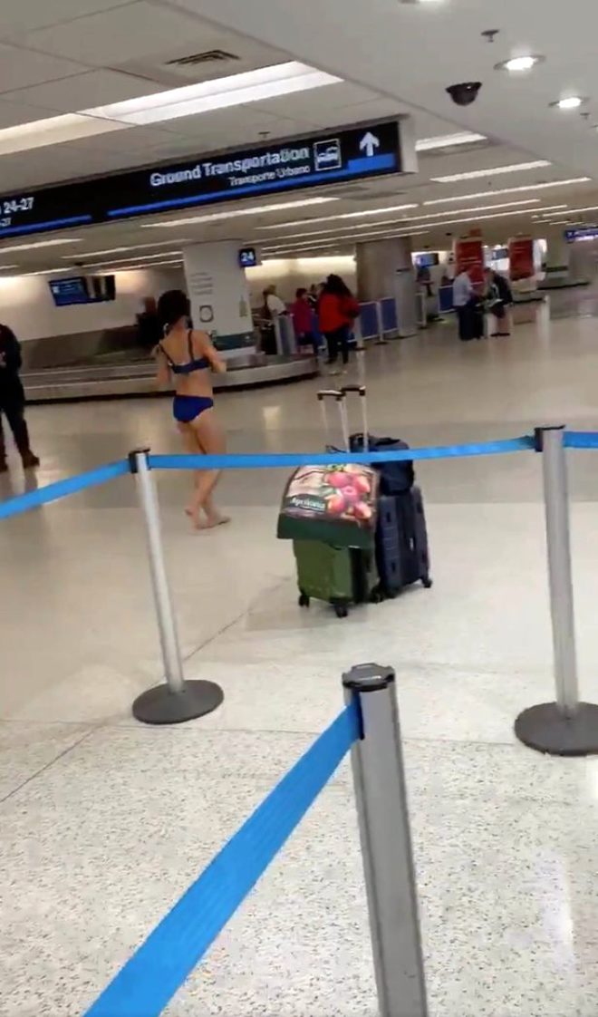 Havalimanı'nda bir anda soyunup striptiz yapmaya başladı - 1
