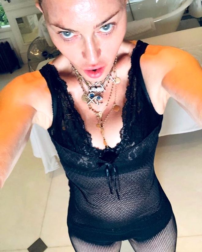 Madonna kalçalarını paylaştı! Sosyal medyada yer yerinden oynadı - 4