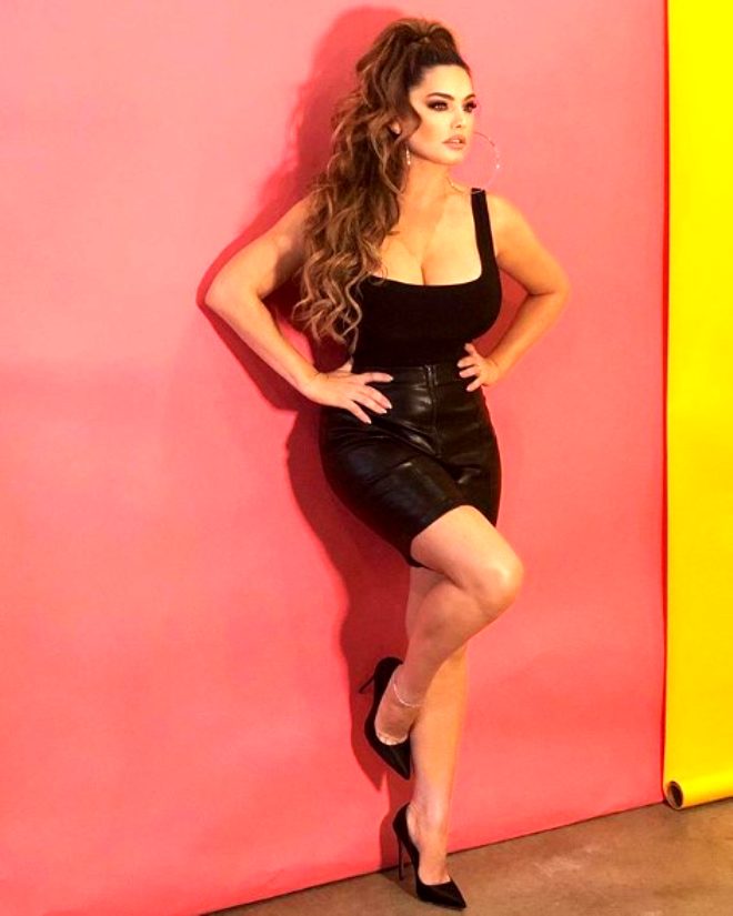 Kelly Brook, lavantaların içinde yarı çıplak masaj yaptırdı - 12