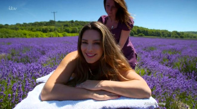 Kelly Brook, lavantaların içinde yarı çıplak masaj yaptırdı - 2