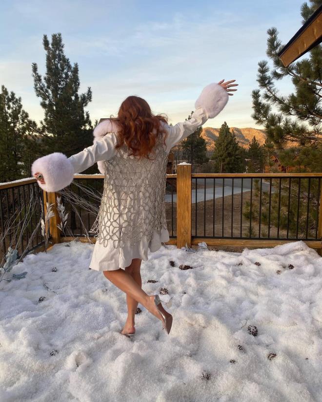 Dur durak bilmiyor! Karlar üzerinde poz veren Bella Thorne'a beğeni yağdı - 11