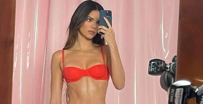 Kendall Jenner kırmızı iç çamaşırlı pozlarıyla nefes kesti! - 1
