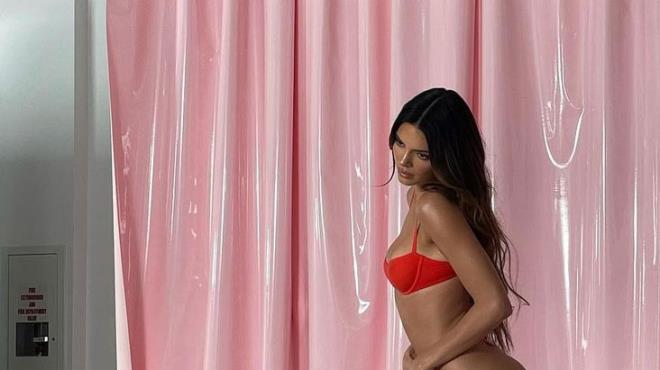 Kendall Jenner kırmızı iç çamaşırlı pozlarıyla nefes kesti! - 5