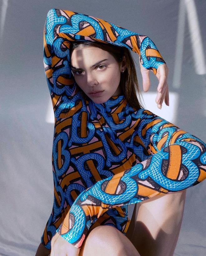 Kendall Jenner kırmızı iç çamaşırlı pozlarıyla nefes kesti! - 10