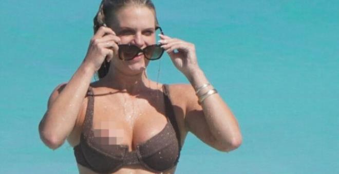 Şov yıldızının bikini kazası! Frikik üstüne frikik verdi - 1