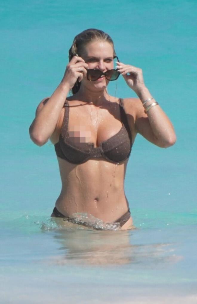 Şov yıldızının bikini kazası! Frikik üstüne frikik verdi - 8