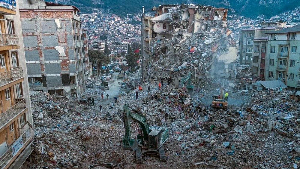Asrın yıkımı: 105 saniye boyunca yer yerinden oynadı - 1