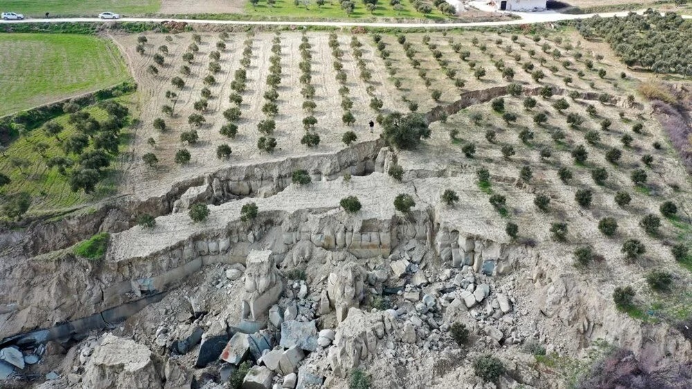 Asrın yıkımı: 105 saniye boyunca yer yerinden oynadı - 6