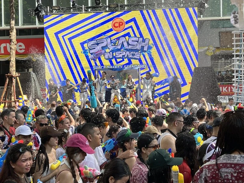 Songkran: Dünyanın en büyük su savaşı - 12