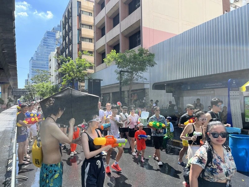 Songkran: Dünyanın en büyük su savaşı - 9