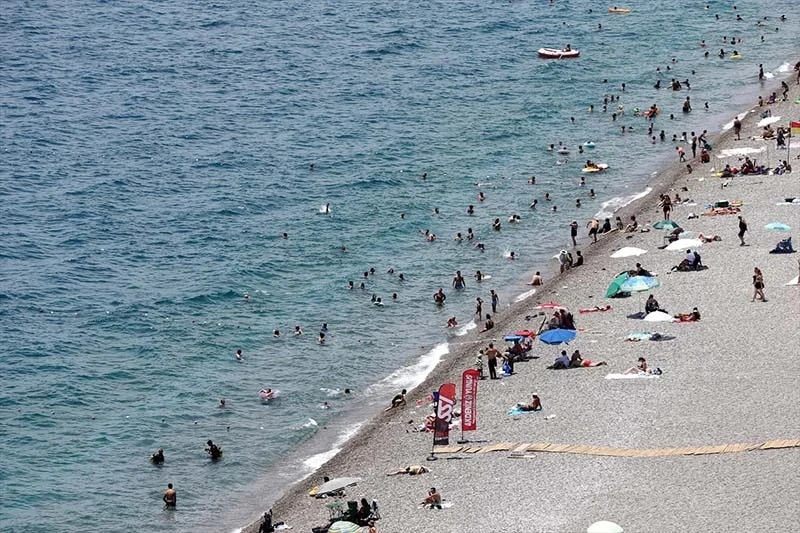 Antalya'da sıcaktan bunalanlar 'Kar Dünyası'nda serinliyor - 4