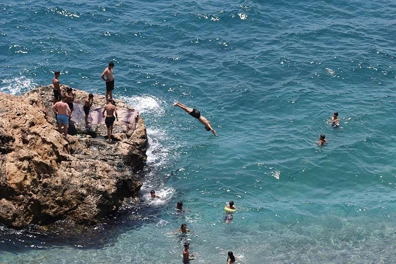 Antalya'da sıcaktan bunalanlar 'Kar Dünyası'nda serinliyor - 5
