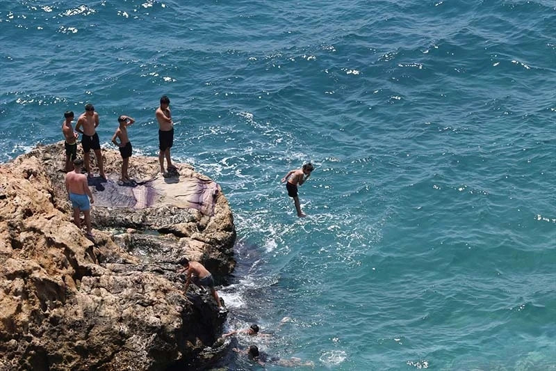 Antalya'da sıcaktan bunalanlar 'Kar Dünyası'nda serinliyor - 3