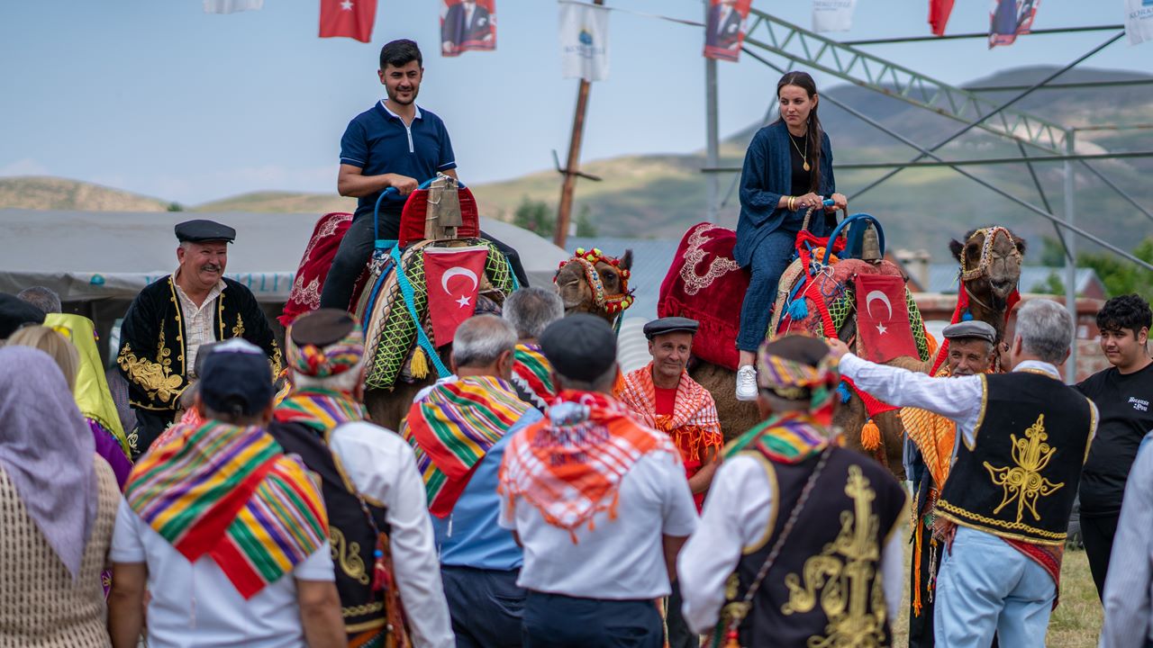 Antalya'da otantik kıyafetli dede-toruna yoğun ilgi - 1