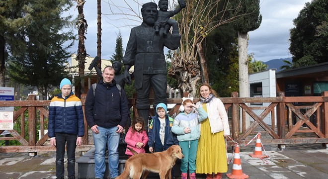 'Akdenizli Noel Baba' heykeli, 5 yıl sonra yeniden yerinde
