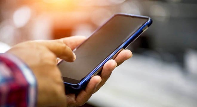 'Arama' bahanesiyle 2 kişinin cep telefonunu gasbetti