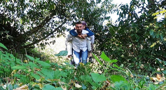 'Arazi anlaşmazlığı' çilesi; babaannesini sırtında taşıyor