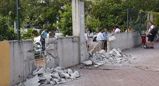 'Atalarımdan kaldı' diye Milli Eğitim'in duvarını kepçeyle yıktı