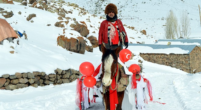 'Ayaz Ata' kıyafeti giyip, at arabasıyla hediye dağıttı