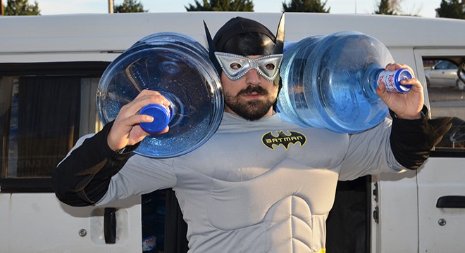 'Batman' kıyafetiyle su satıyor