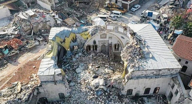 "Çan düştü, ezan sustu, hazan göçük altında"