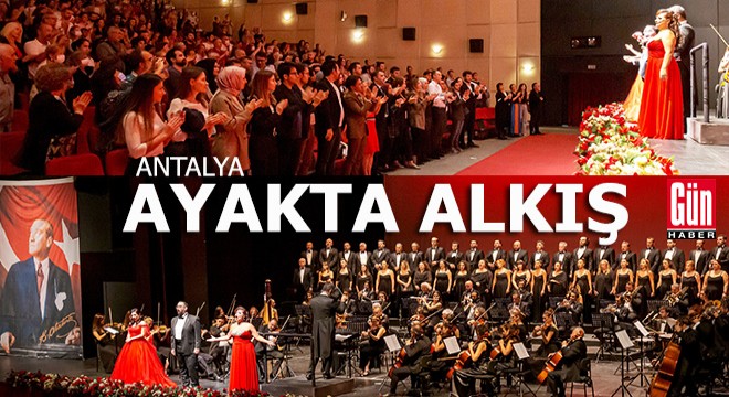 'Cumhuriyet Konseri'ne ayakta alkış