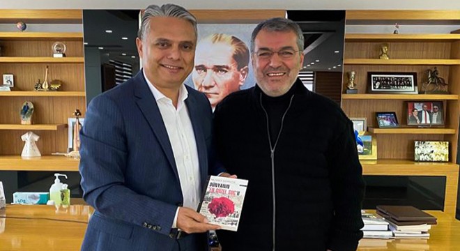 'Dünyanın en güzel suçu' kitabını Başkan Uysal'a hediye etti
